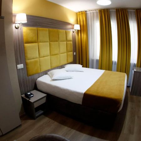 Hotel Midi-Zuid Saint-Gilles Екстериор снимка