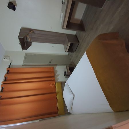 Hotel Midi-Zuid Saint-Gilles Екстериор снимка
