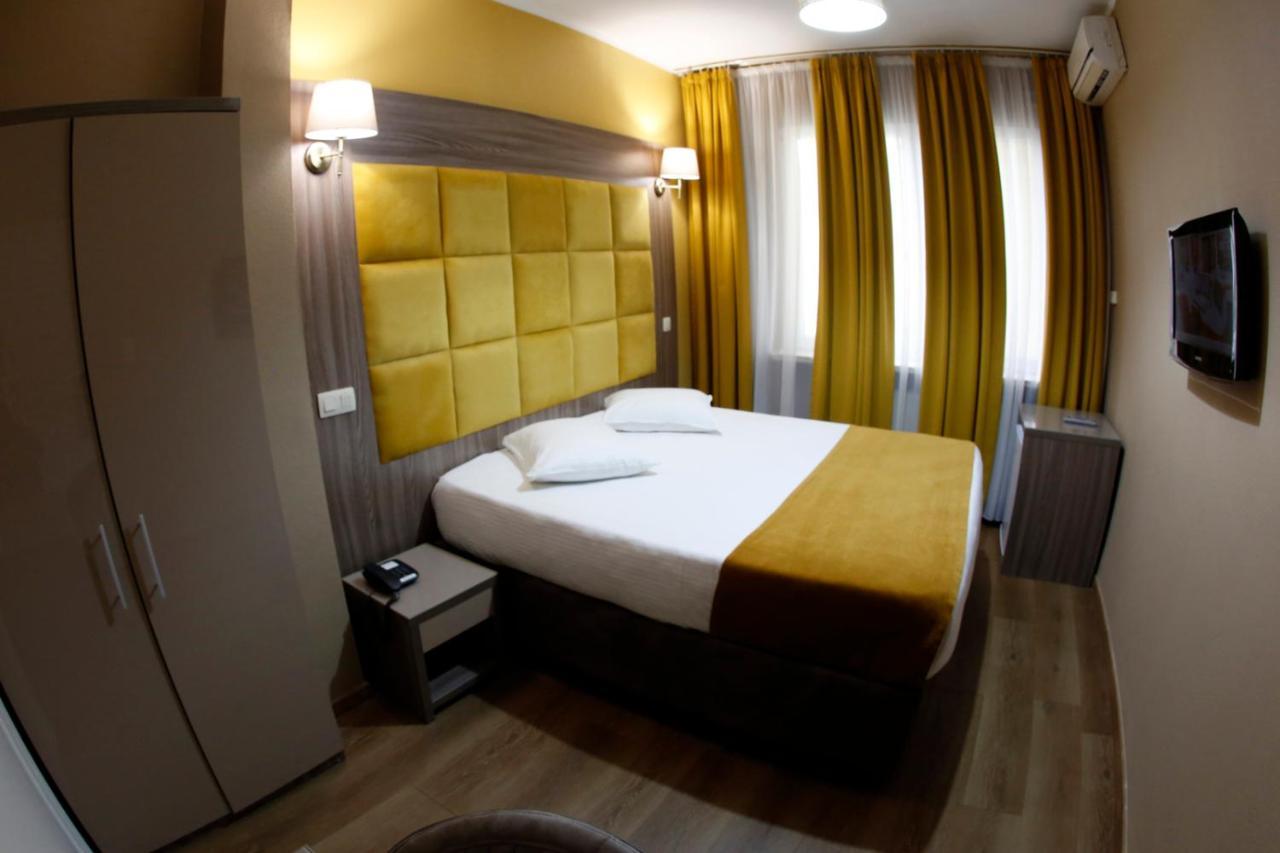 Hotel Midi-Zuid Saint-Gilles Екстериор снимка