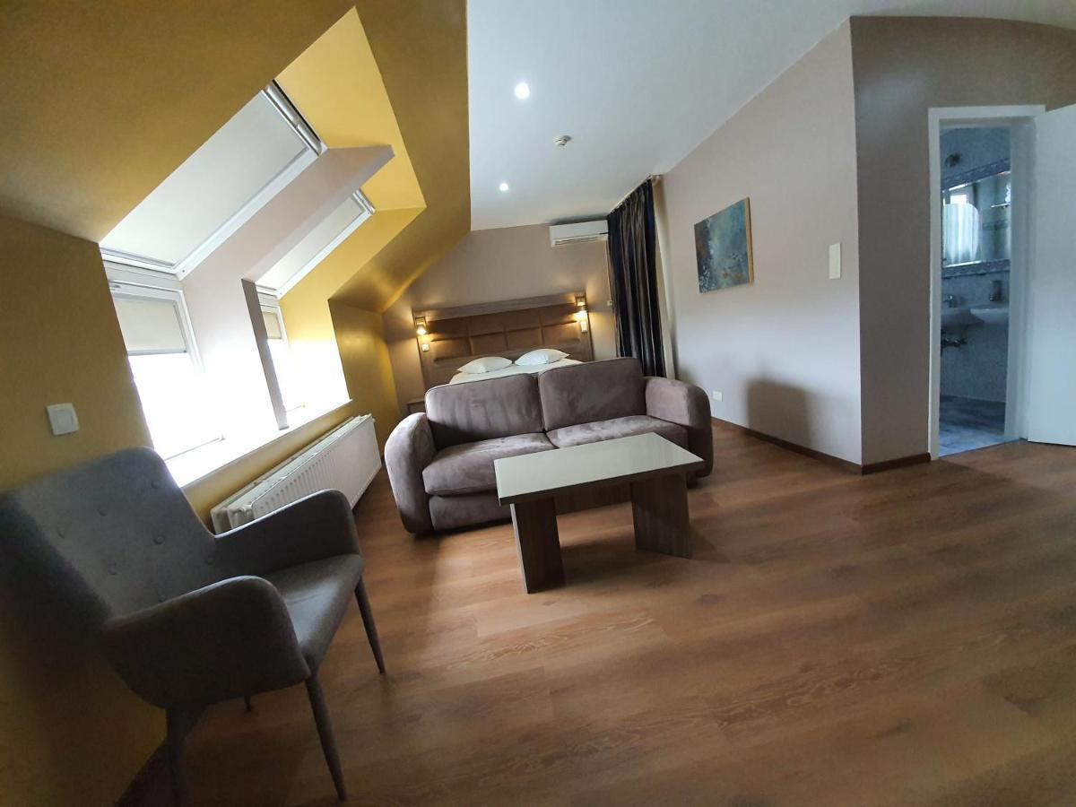 Hotel Midi-Zuid Saint-Gilles Екстериор снимка