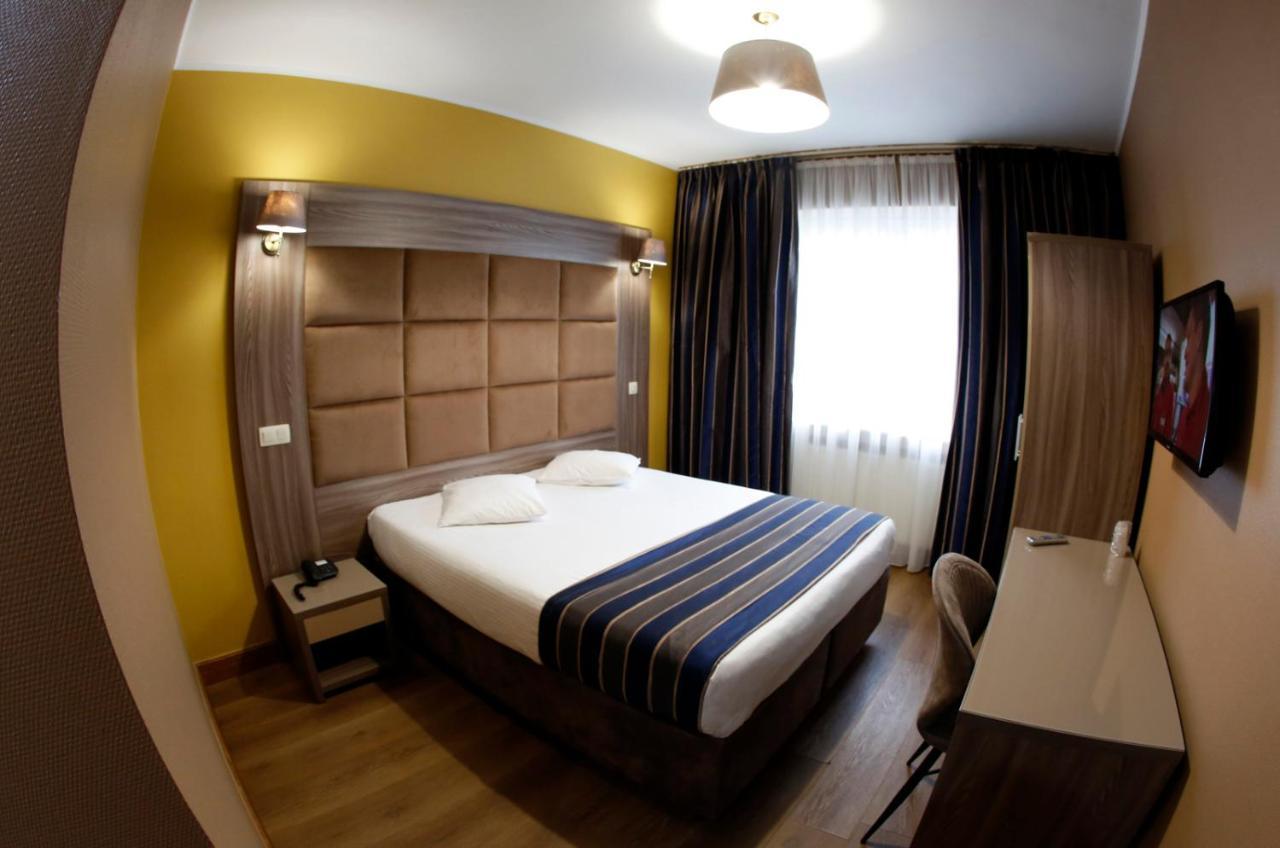 Hotel Midi-Zuid Saint-Gilles Екстериор снимка