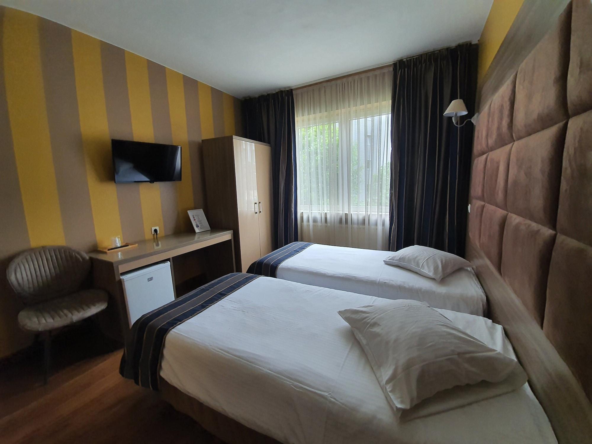 Hotel Midi-Zuid Saint-Gilles Екстериор снимка