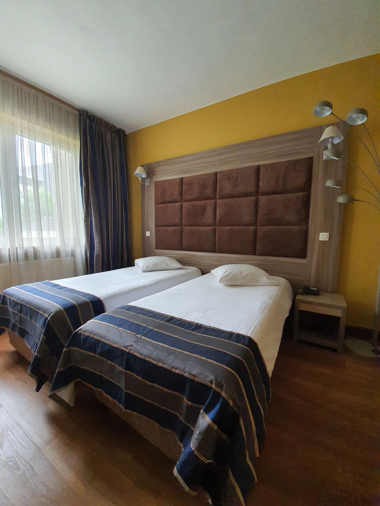 Hotel Midi-Zuid Saint-Gilles Екстериор снимка