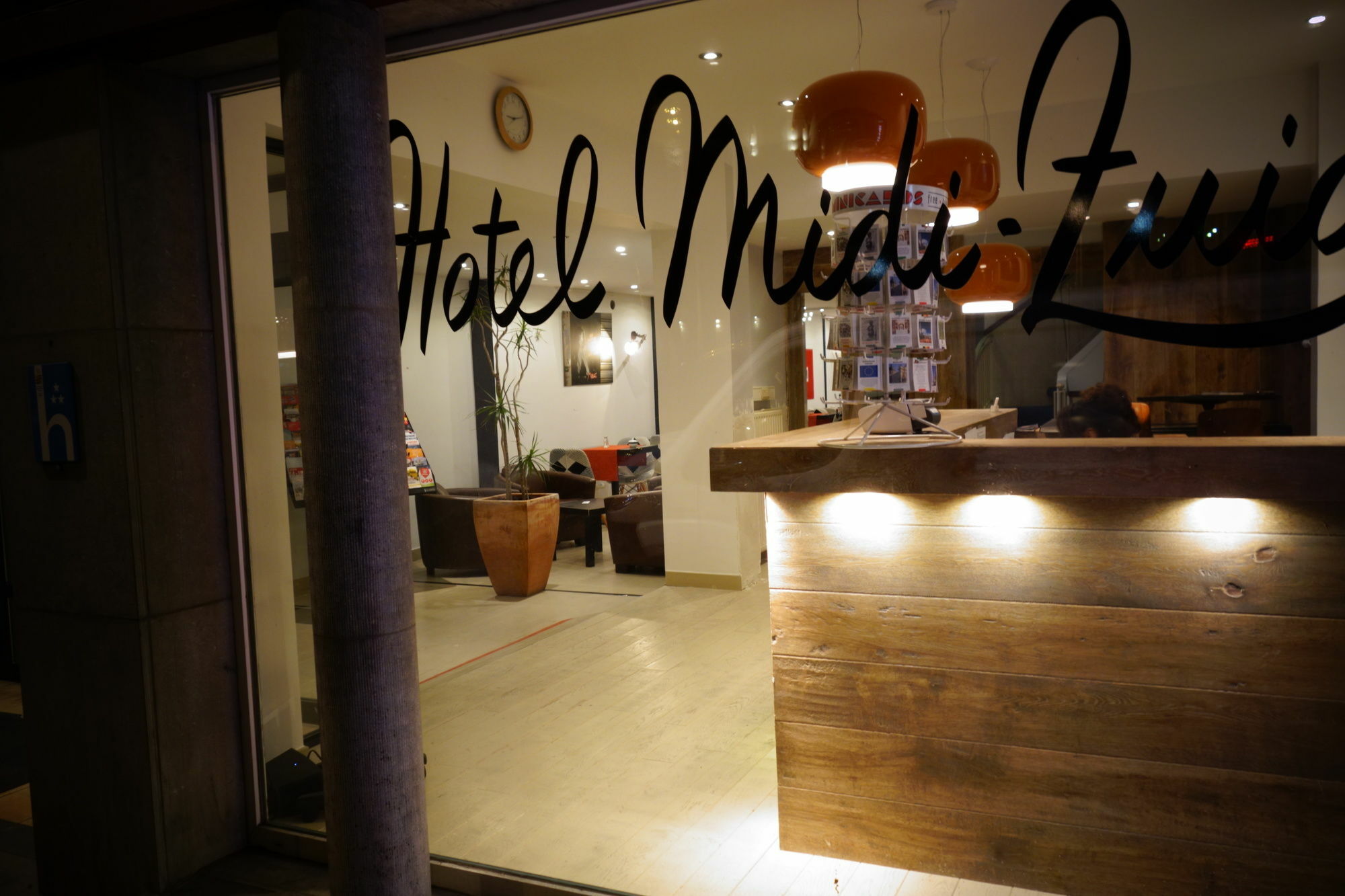 Hotel Midi-Zuid Saint-Gilles Екстериор снимка