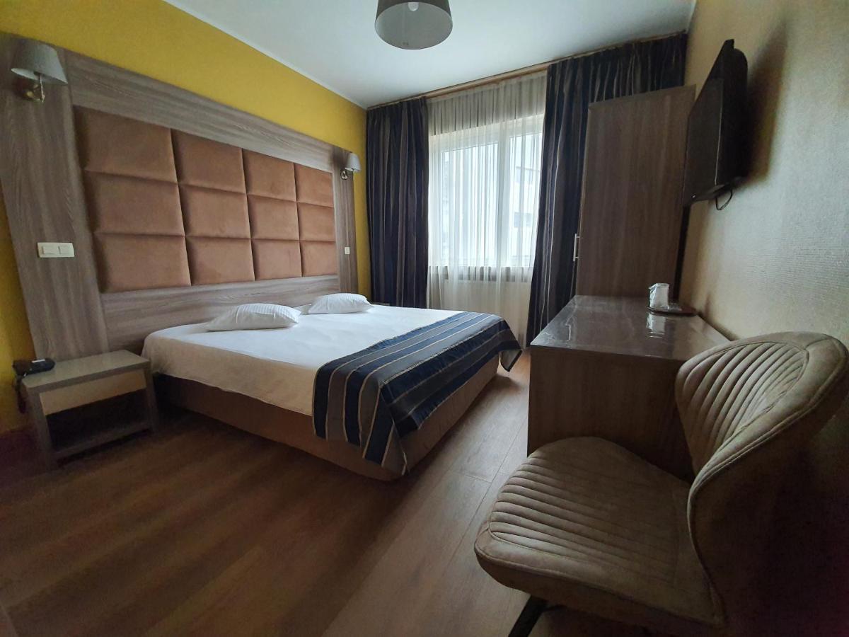 Hotel Midi-Zuid Saint-Gilles Екстериор снимка